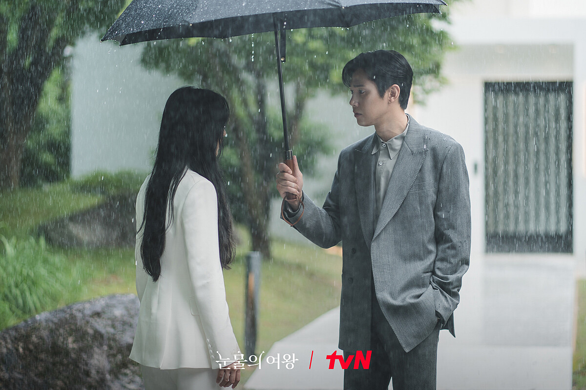 洪海仁躲雨跑進尹殷盛的傘下，戳痛白賢祐的心