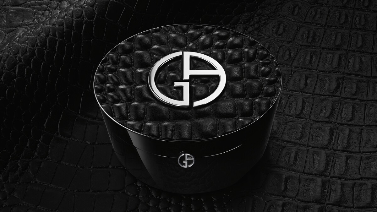 【完美絲絨持久氣墊粉餅 奢黑鱷紋（含粉蕊）】15g / NT$3,500圖片出處: Armani Beauty