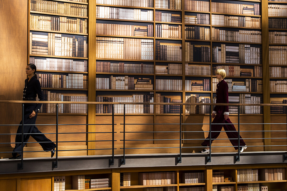 Chanel 2019秋冬高訂系列將大皇宮打造成一座充滿書香的圖書館。