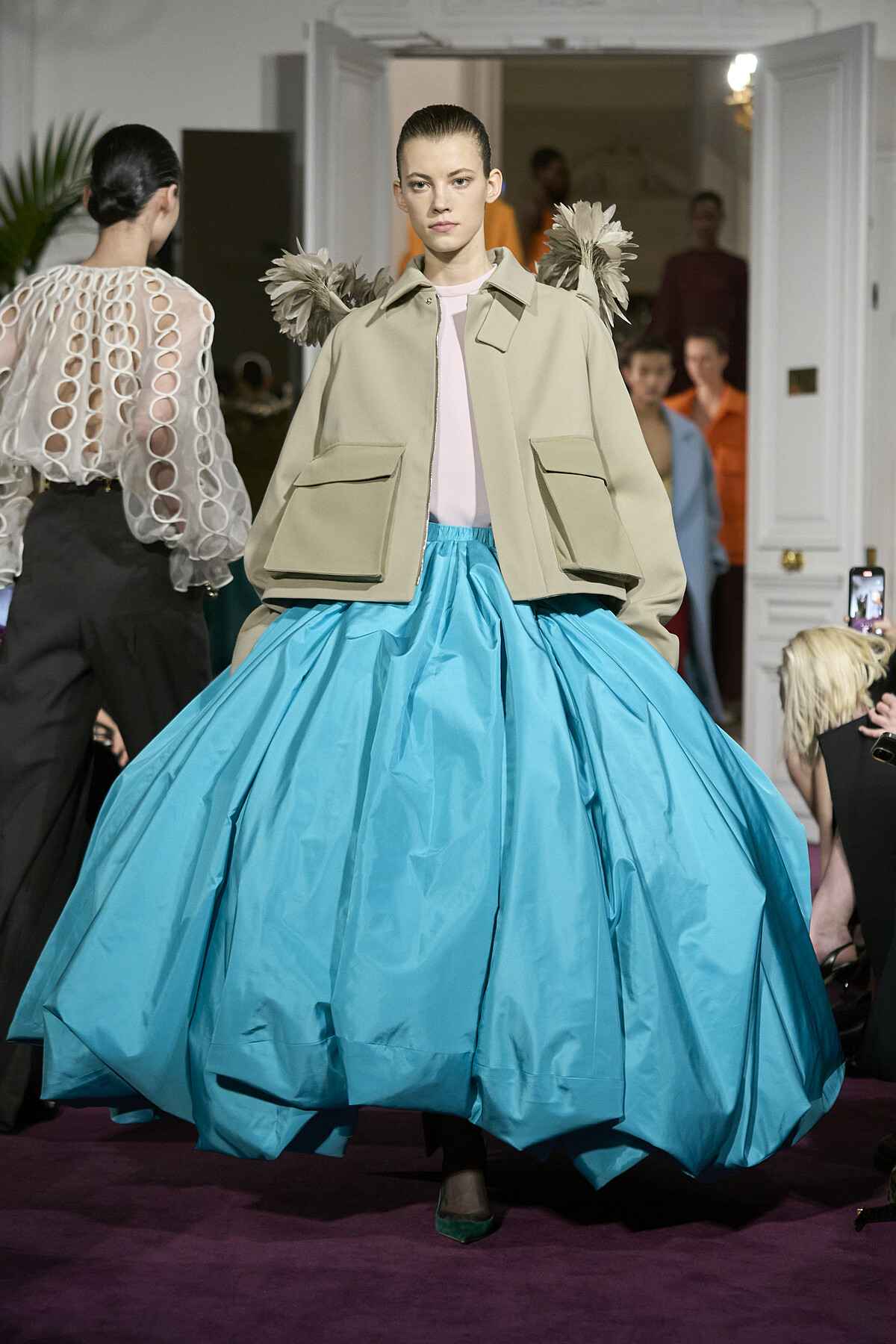 Valentino 2024春夏高級訂製服以「Le Salon沙龍」為題,取材17世紀開始巴黎沙龍中的作家身影為靈感,後者則聚焦20世紀初作家與不同階層的人們漫步巴黎街頭的景象,轉譯出精湛華服。