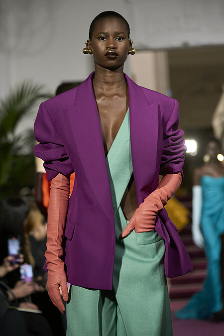 Valentino 2024春夏高級訂製服以「Le Salon沙龍」為題，取材17世紀開始巴黎沙龍中的作家身影為靈感，後者則聚焦20世紀初作家與不同階層的人們漫步巴黎街頭的景象，轉譯出精湛華服。