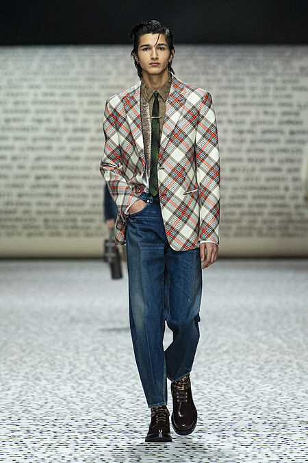 Dior 男裝藝術總監 Kim Jones 2022年他在倫敦將Dior男子打造成滿滿書卷氣息的系列。