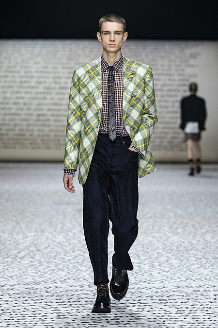 Dior 男裝藝術總監 Kim Jones 2022年他在倫敦將Dior男子打造成滿滿書卷氣息的系列。