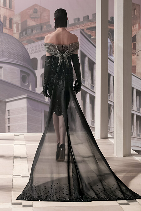 Kim Jones 受到文學著作的啟發，他曾借鑒 Virginia Woolf 經典之作，從《奧蘭多》（Orlando）中汲取靈感，用文藝氣息打造他執掌 Fendi 的首個時裝系列。