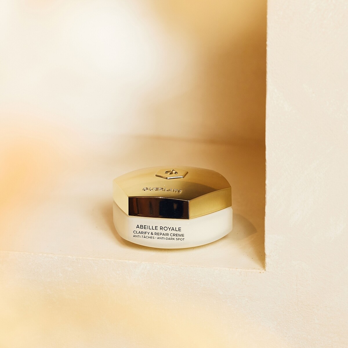 嬌蘭皇家蜂王乳淨亮修護蜜霜50ml，NT6,600。補充瓶50ml，NT5,610。