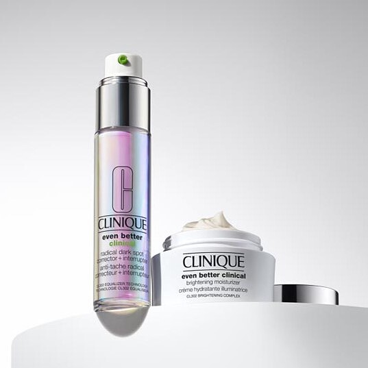 倩碧超激光勻淨白淡斑系列的超激光勻淨白淡斑精粹，與新品「水亮霜」超激光勻淨白保濕輕乳霜。