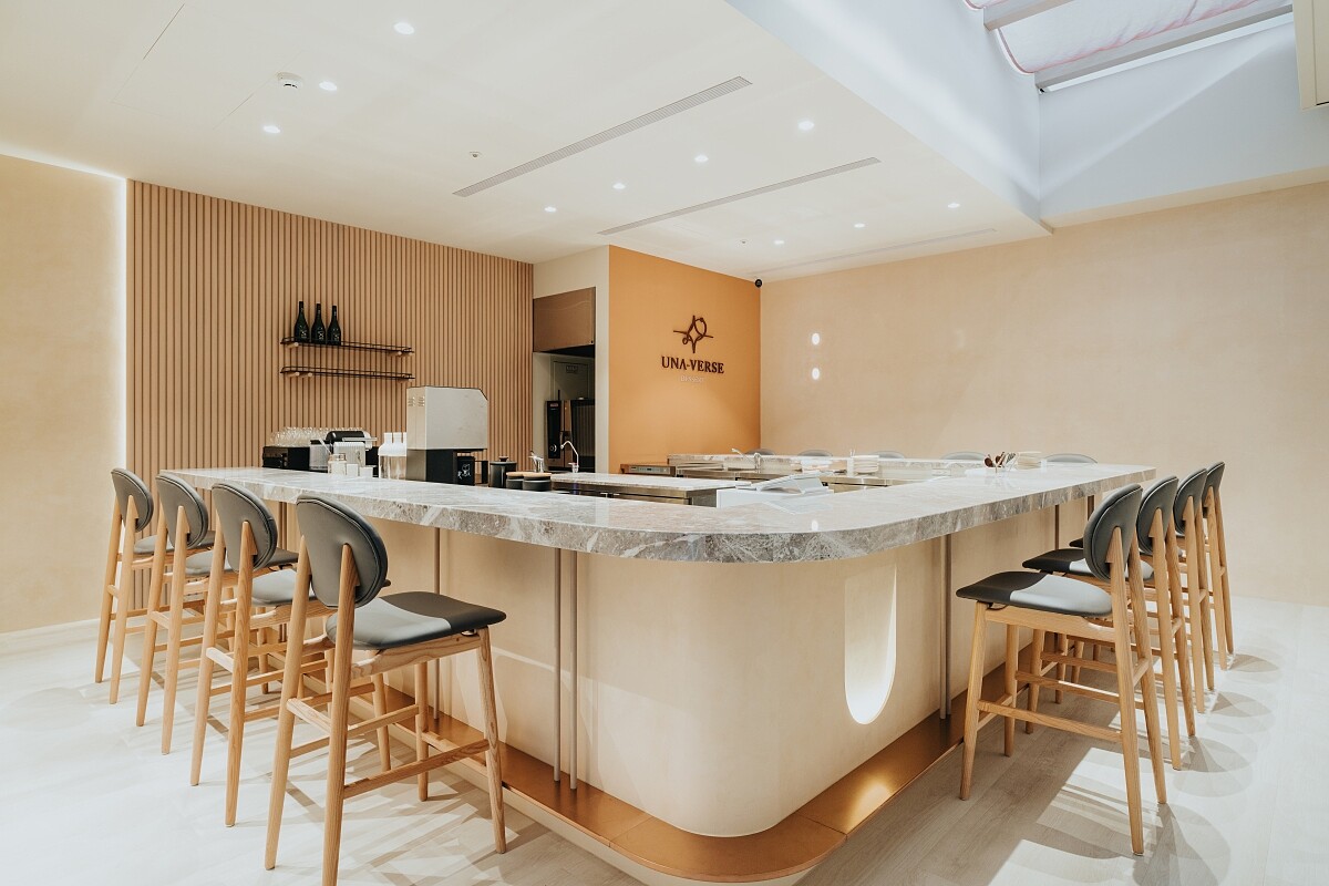 餐廳空間寬敞，並以奶茶色調為主色。