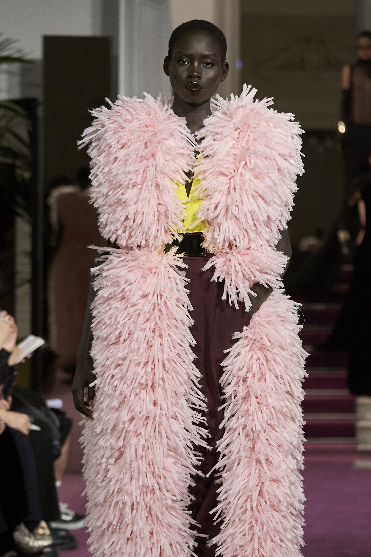 2024春夏高級訂製系列，充滿鮮明對比的繽紛色彩。