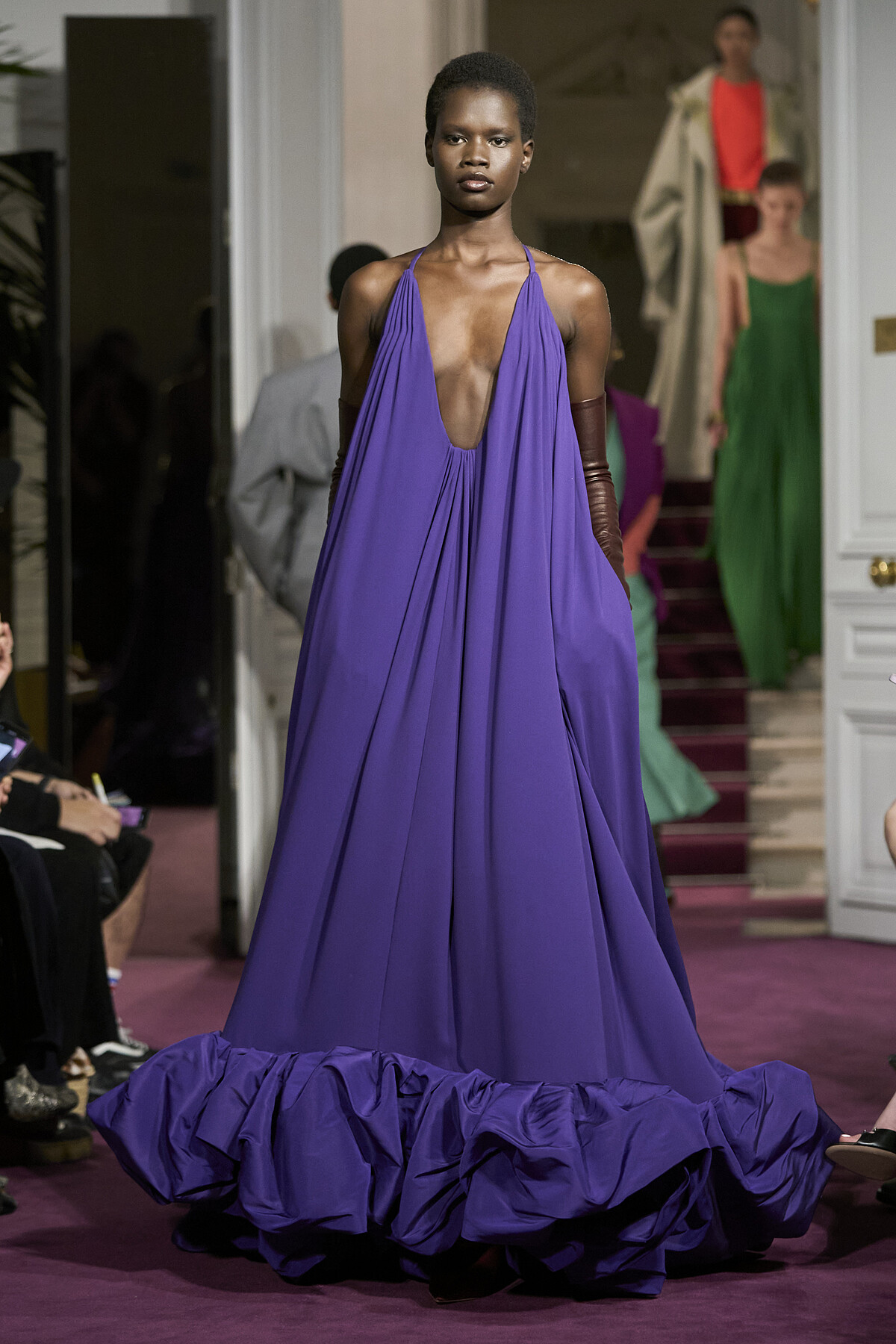 2024春夏高級訂製系列，充滿鮮明對比的繽紛色彩。