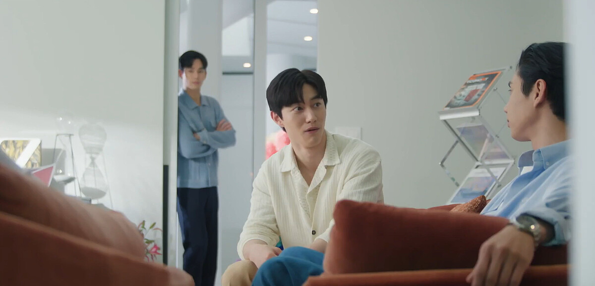 白賢祐(左)站在門邊看洪秀哲(中)和尹殷盛(右)稱兄道弟很不是滋味