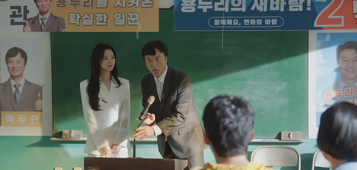 洪海仁(左)&rdquo;反常&rdquo;替公公(右)站台還大放送伴手禮，讓公公好神氣