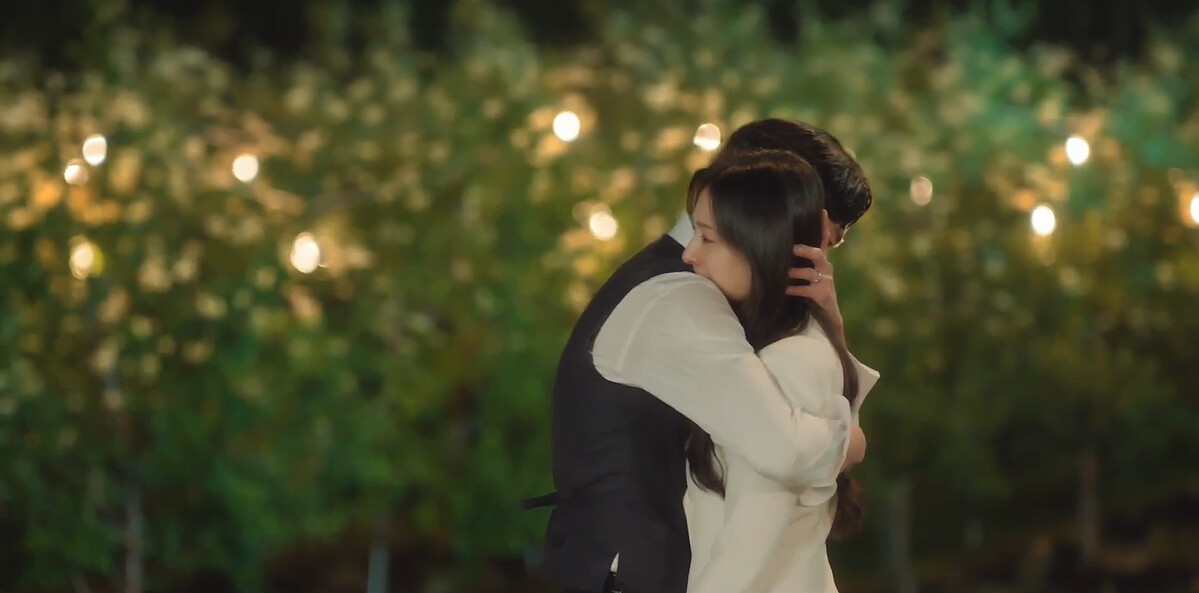 白賢祐看洪海仁哭了，很是心疼，一把抱住她還跟著掉淚，難道再度動了真情？