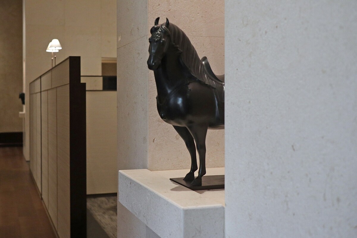 各種姿態的駿馬雕塑錯落其中。