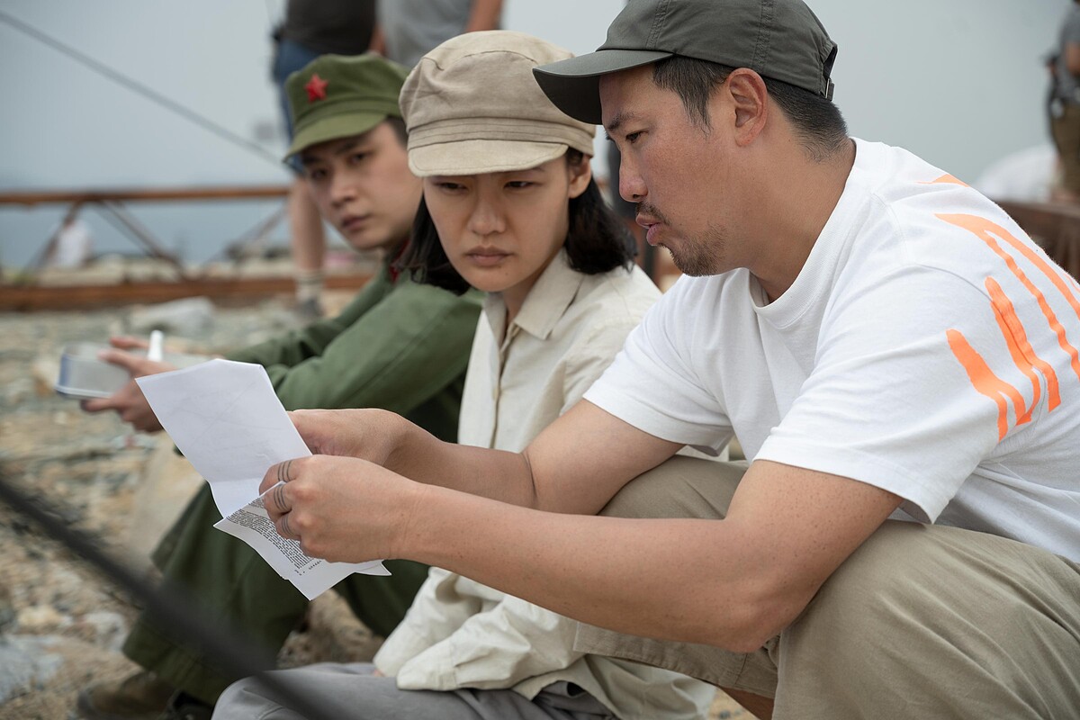 Netflix《3體》(3 Body Problem)導演曾國祥(Derek Tsang)與曾靖(Zine Tseng)拍攝現場幕後。