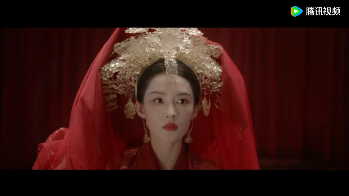 「林婉兒」預告中穿著華麗的大紅婚服卻神色驚恐。