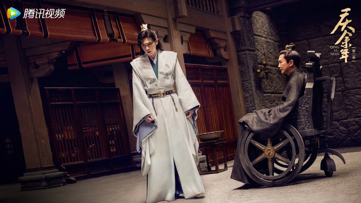 鑑察院院長「陳萍萍」將「范閒」視為己出,與「葉輕眉」關係匪淺。