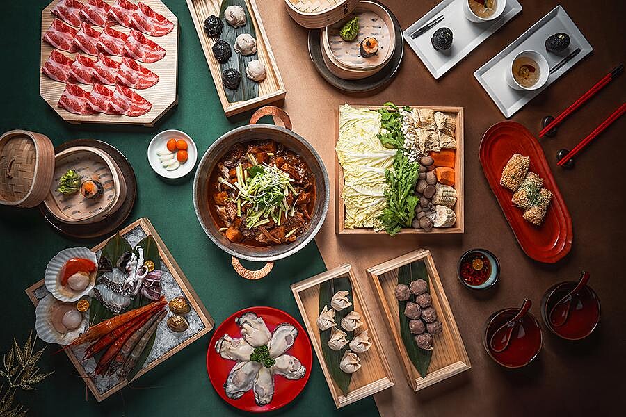 午間套餐將有精緻港式點心，像是燒賣、蒸餃等，此次品牌更研發特色煲鍋料理「鴻運鮑魚雞煲」「火爆牛仔骨煲」兩種風味。