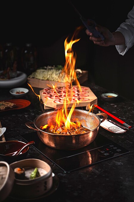 料理過程火光四射，香氣撲鼻。