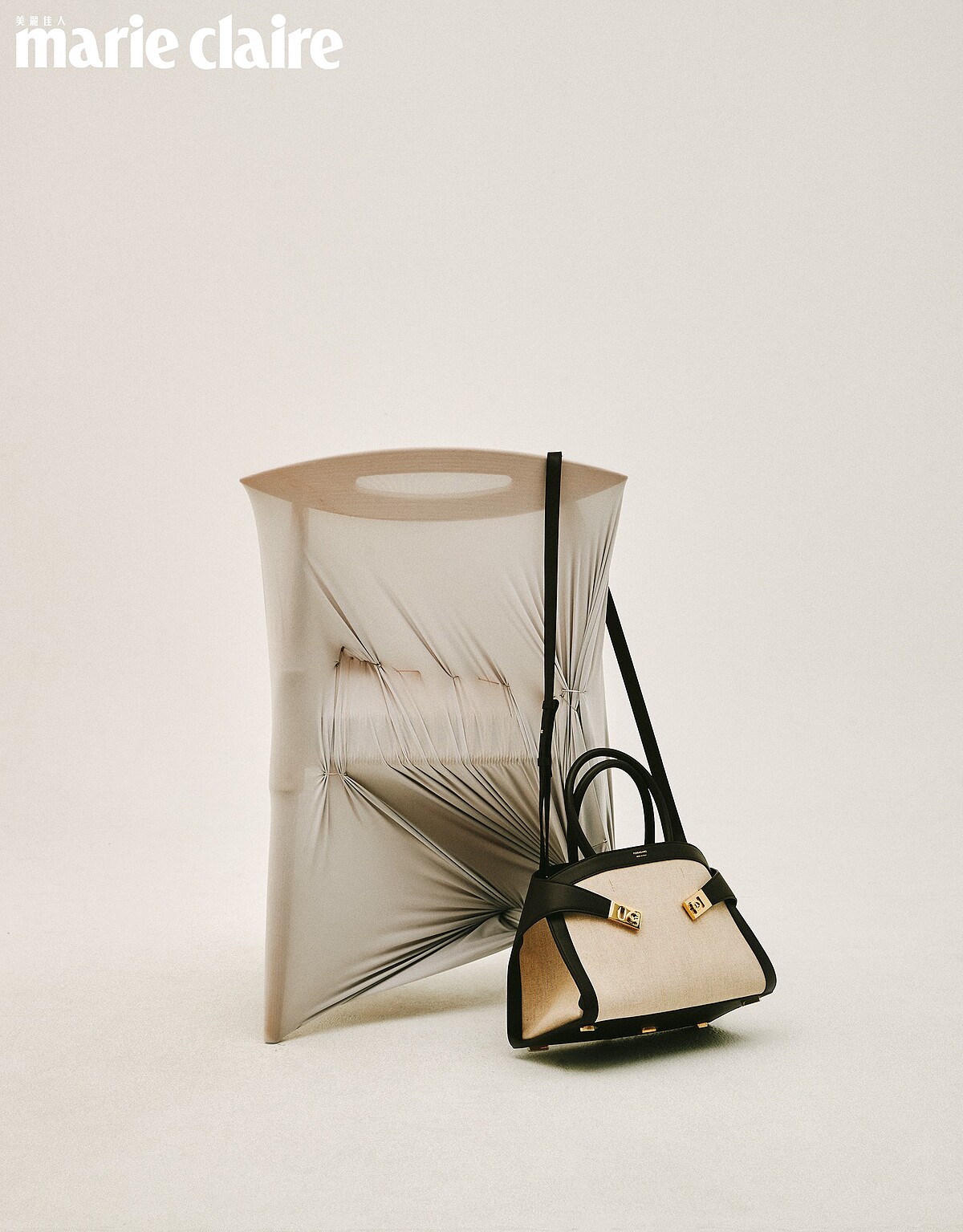 2024春夏限量帆布皮革 Hug Bag 抱抱手提包，Ferragamo。