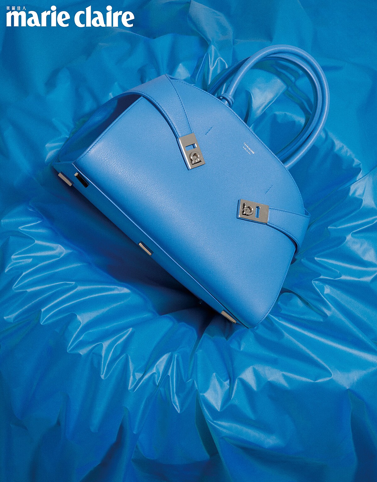 淺藍色 Hug Bag 抱抱手提包，Ferragamo。