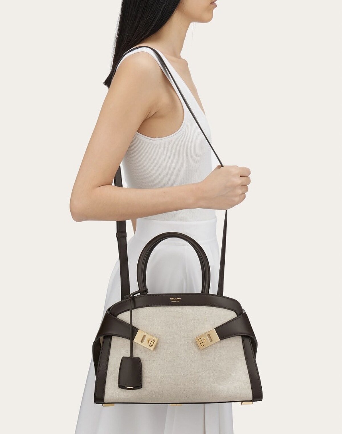 Ferragamo 2024春夏限定帆布皮革 Hug Bag，價格店洽。