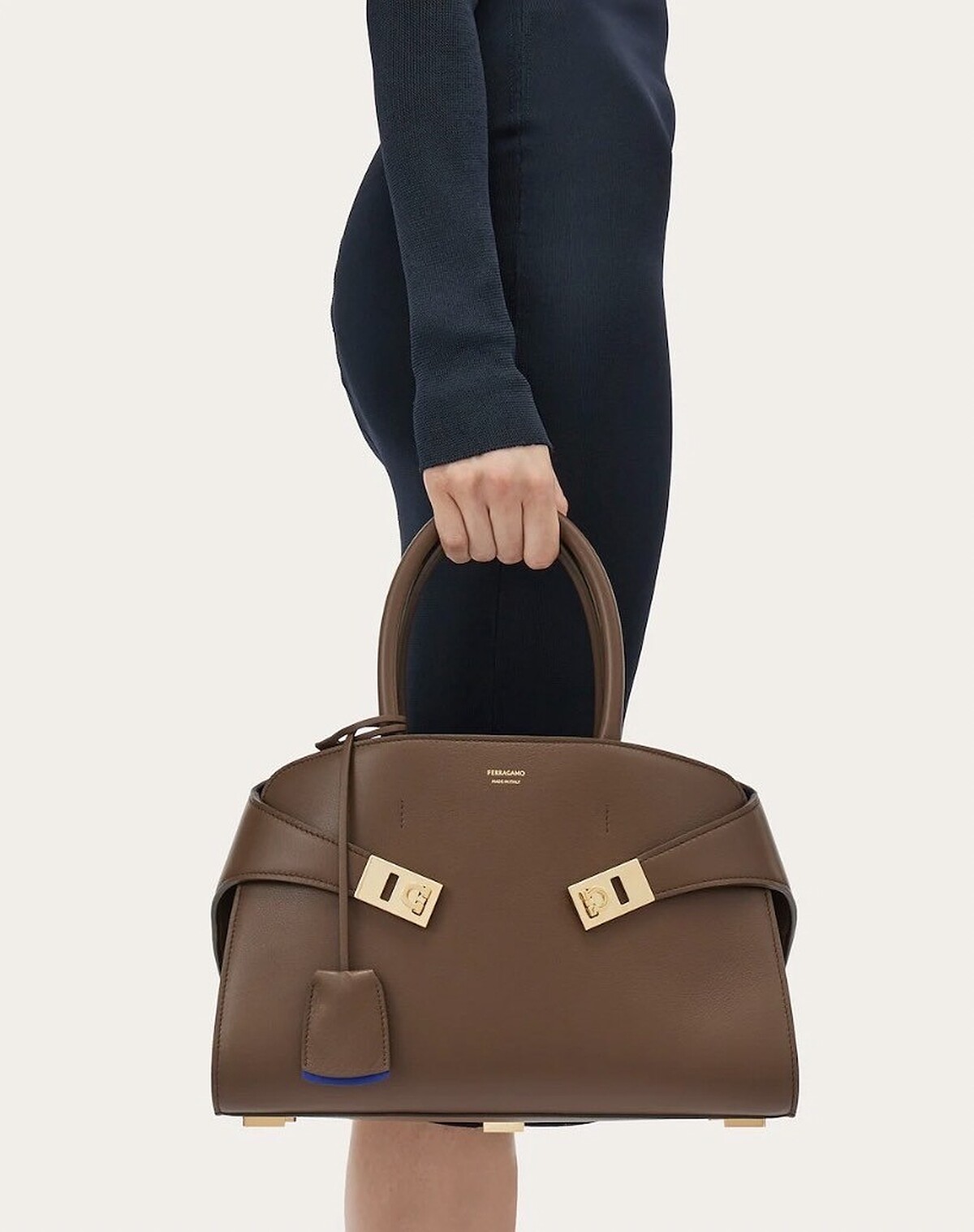 Ferragamo 咖啡色、藍色雙色 Hug Bag，價格店洽。