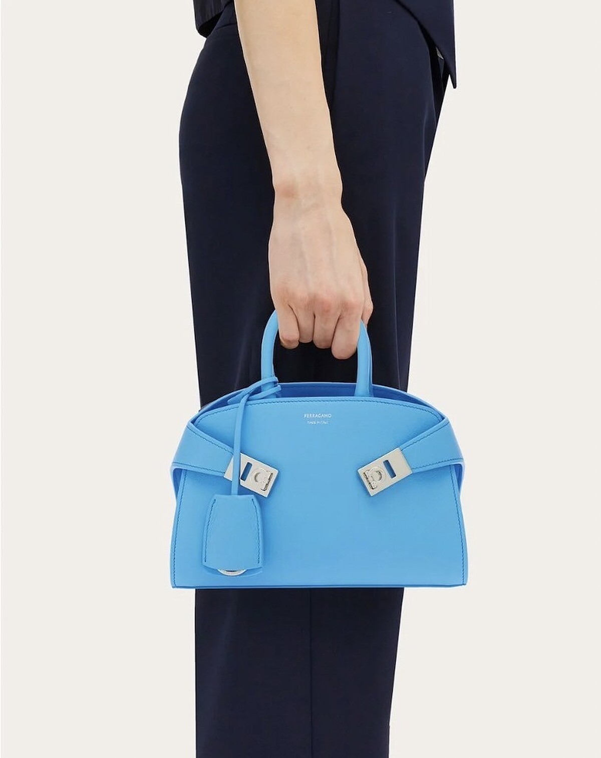 Ferragamo 淺藍色 Hug Bag ，價格店洽。