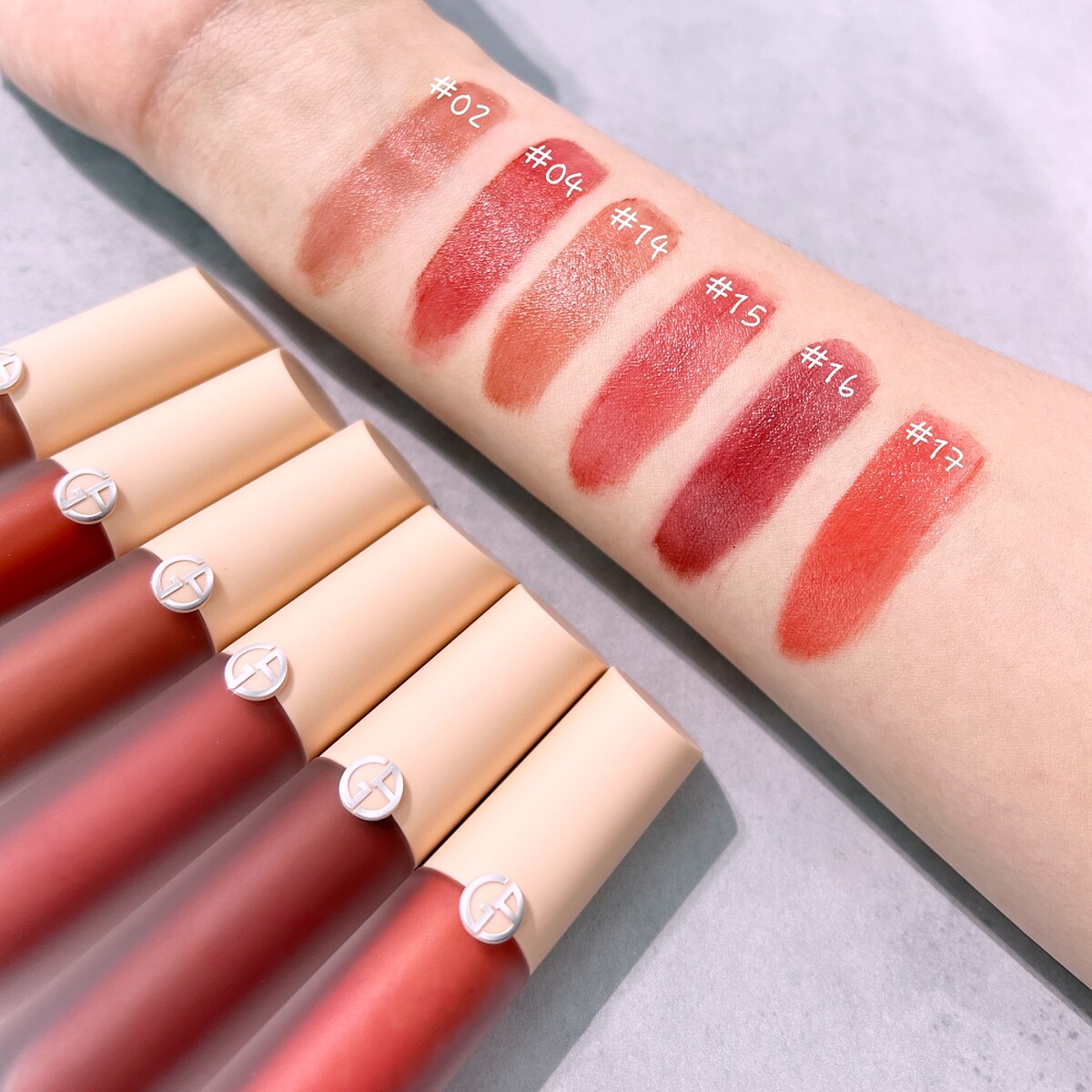 Giorgio Armani奢華絲緞訂製水唇釉裸粉限定版(6色)手部試色。