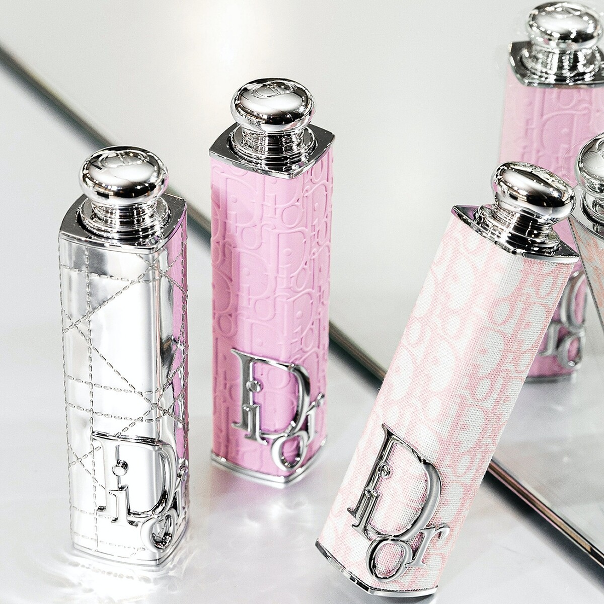 Dior迪奧癮誘唇膏外殼-粉紅高訂緹花，NT1,700。Dior迪奧癮誘唇膏外殼-浪漫花瓣粉、藤格金屬銀，NT1,050