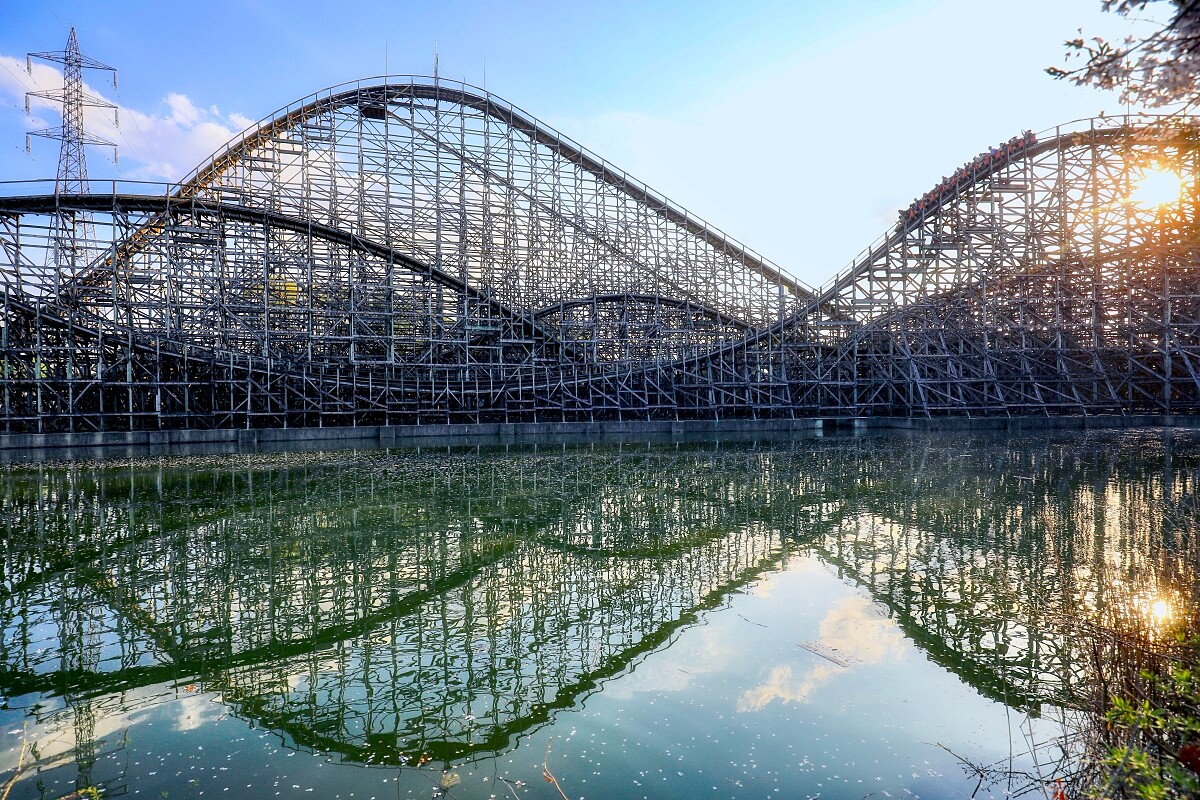 「水上木製雲霄飛車」。