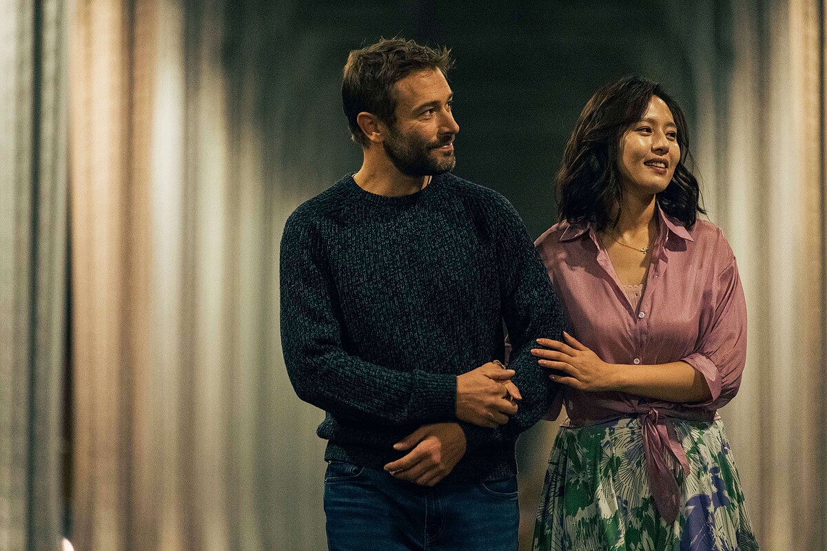 《莎莉》劉品言(右)與外國演員拍攝夜晚約會戲氛圍感十足