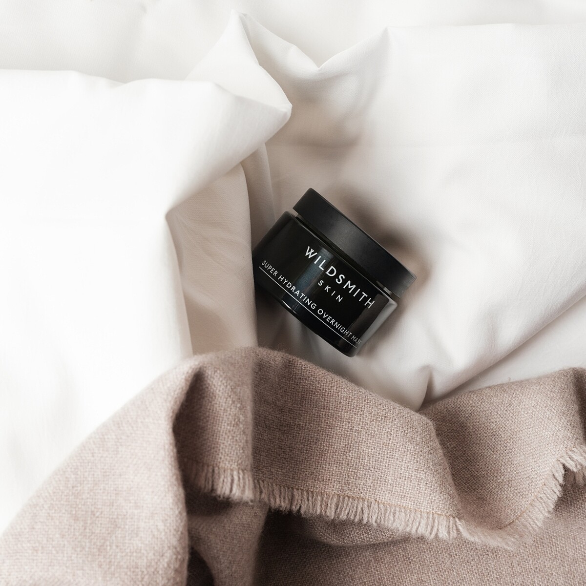 Wildsmith水光舒潤晚安面膜情境圖。