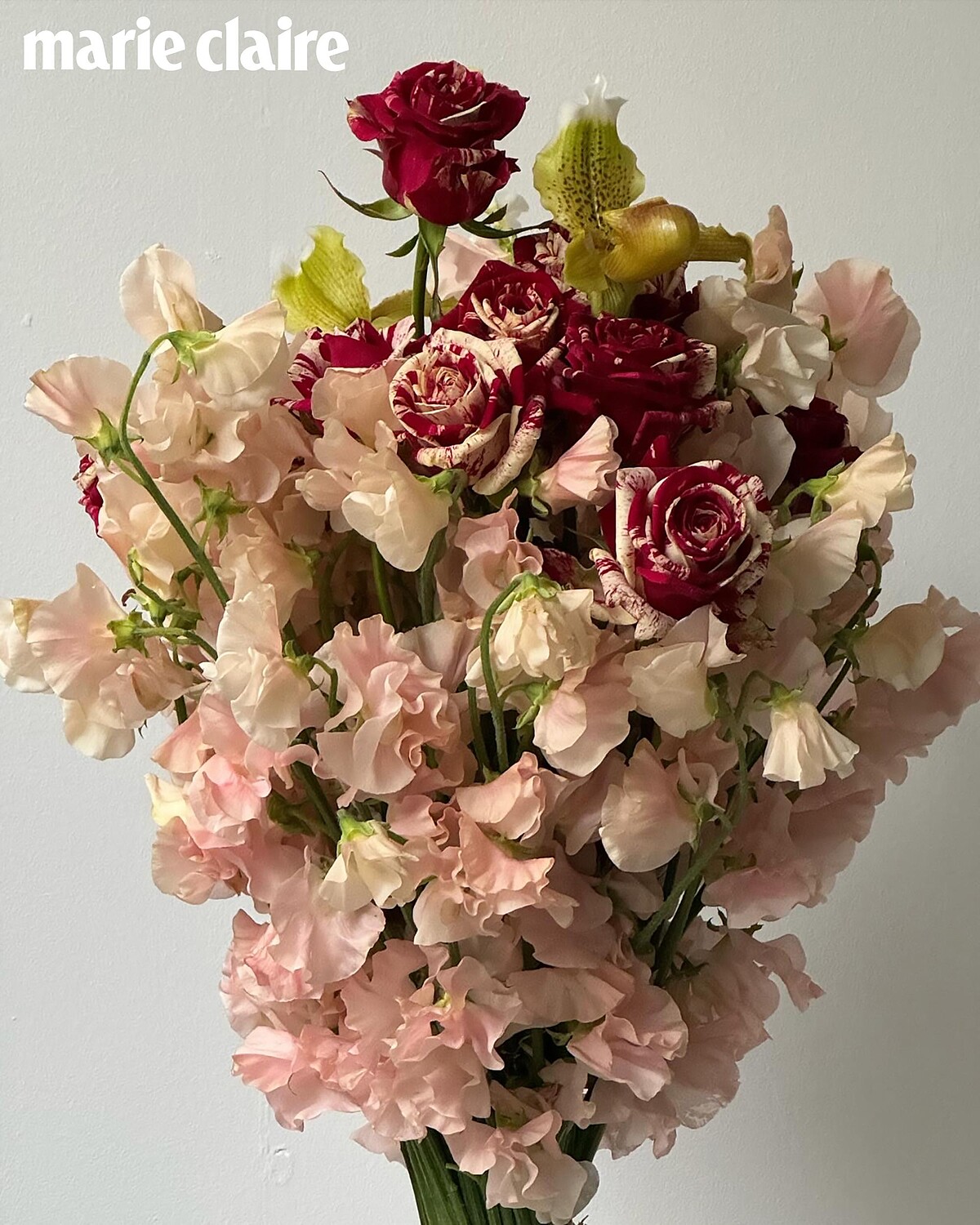 想想為2024年 Jean Paul Gaultier 高級訂製服系列的客座設計師 Simone Rocha 設計花禮。