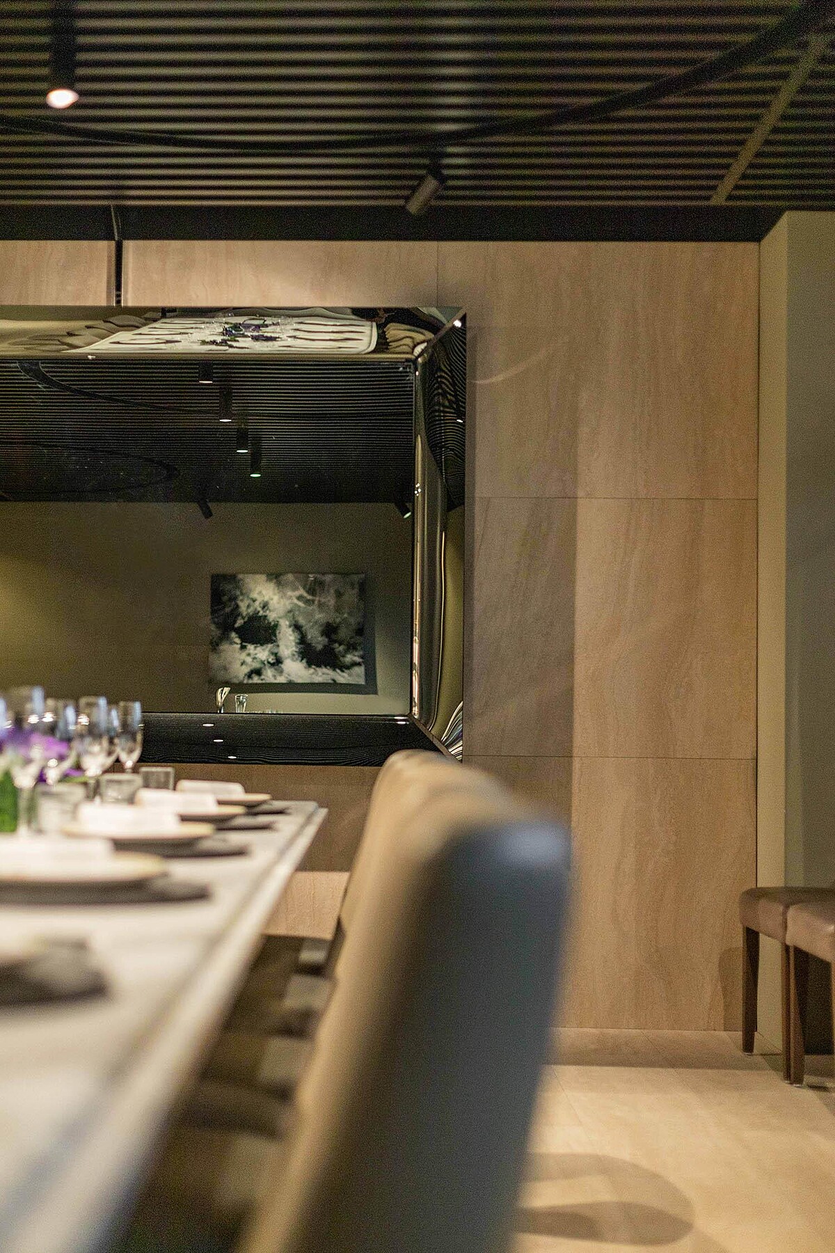 Philippe Starck 設計的極簡《Caadre方形落地鏡》。