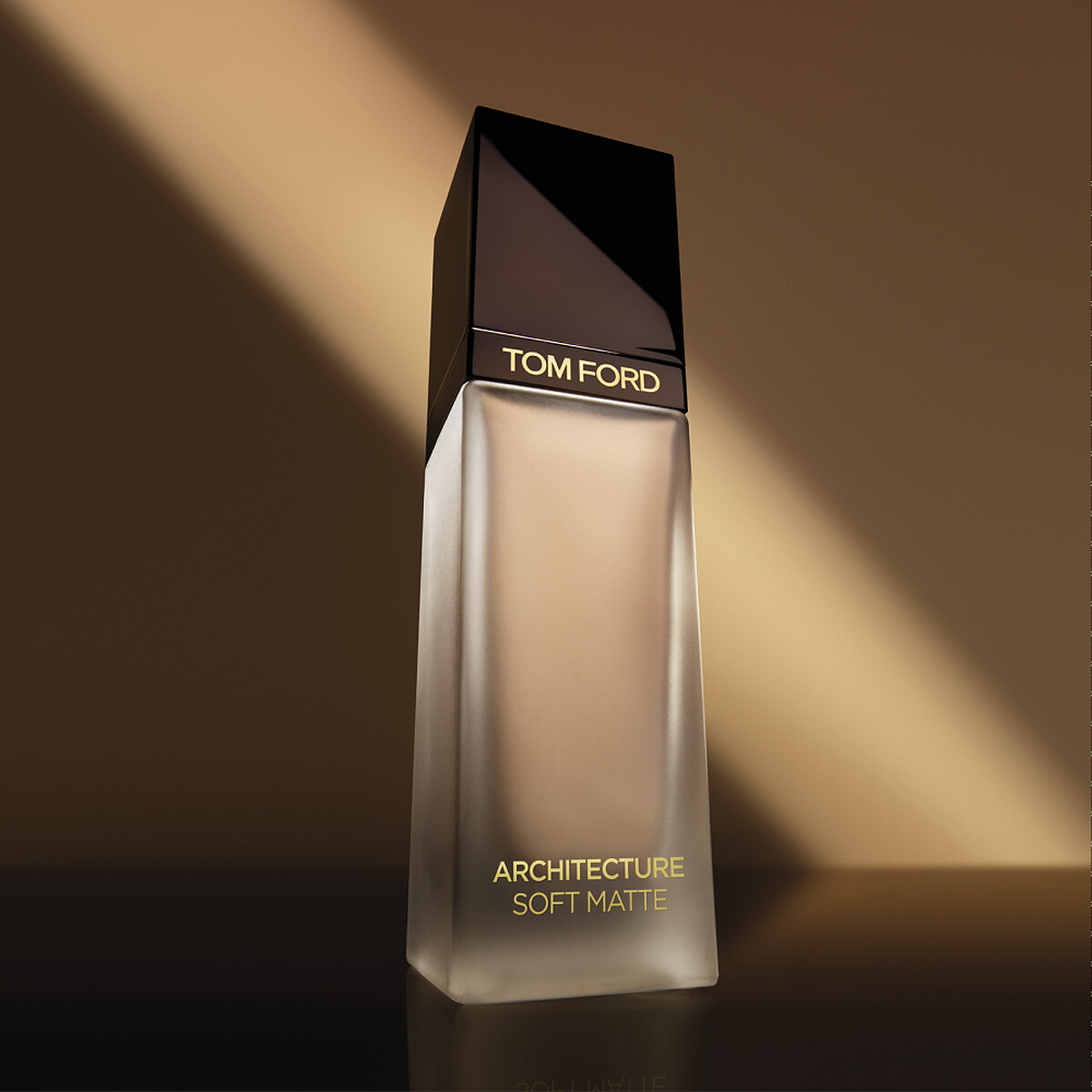 Tom Ford立體光影柔霧高訂粉底液情境圖。
