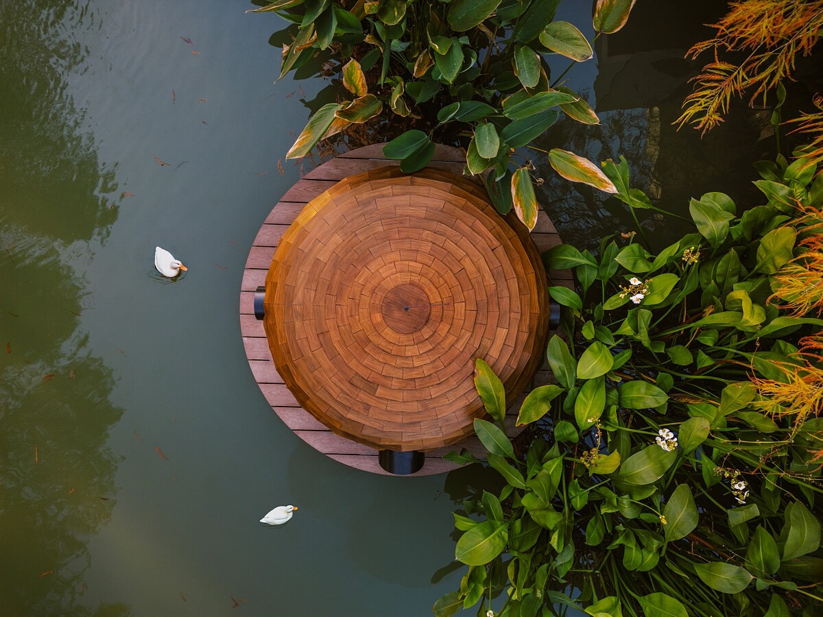 邀請藝術家范承宗設計打造出的柯爾鴨屋。