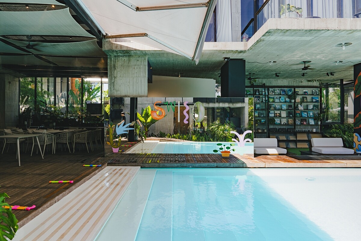 近期則與活躍於時尚圈的插畫家 Eszter Chen 合作。