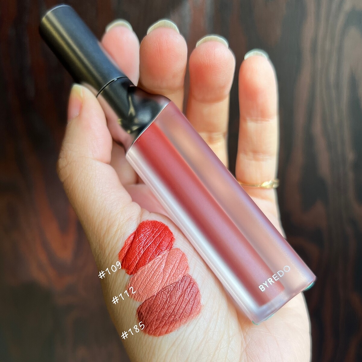 Byredo唇霧手部試色。