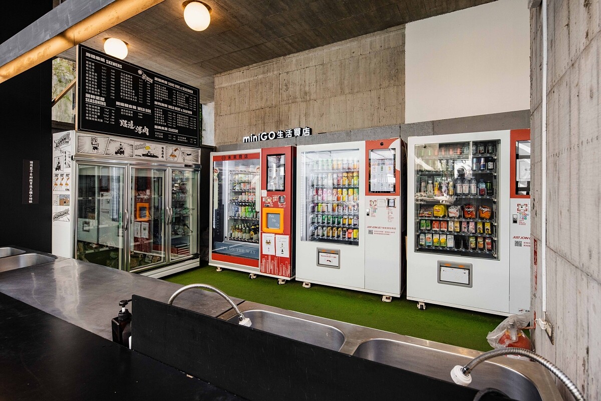 24小時自動販賣機。