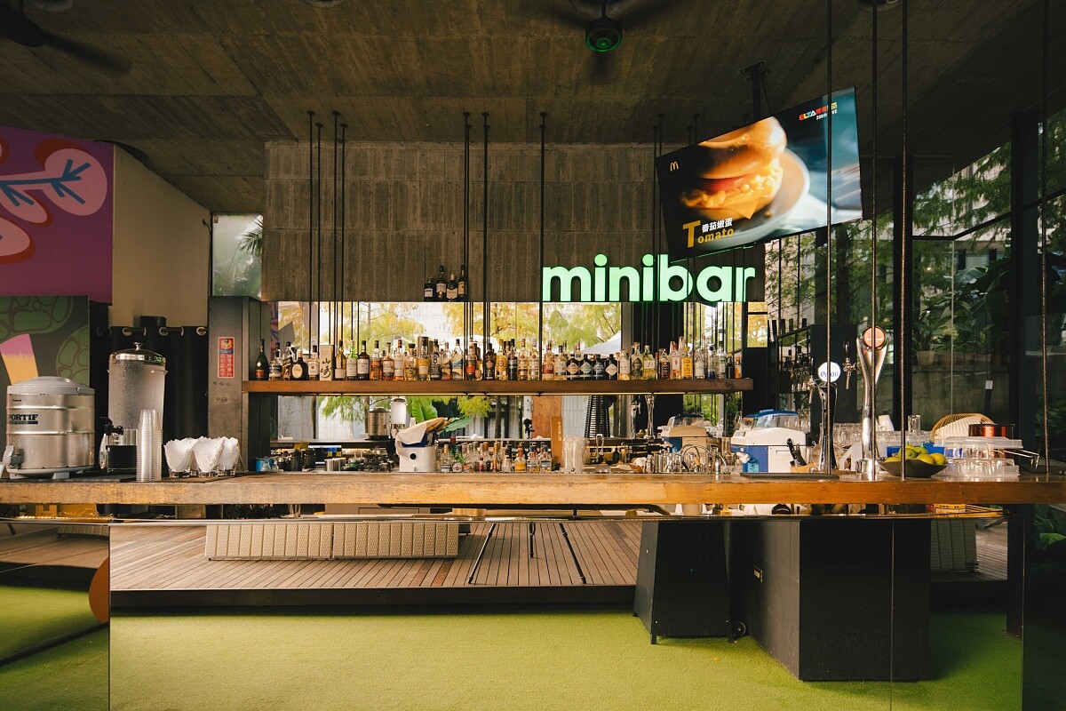 泳池旁的 Mini Bar。