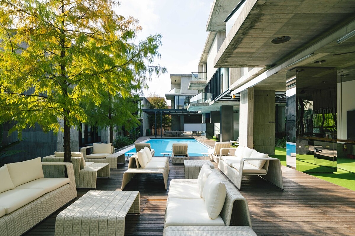 泳池旁的座位區。