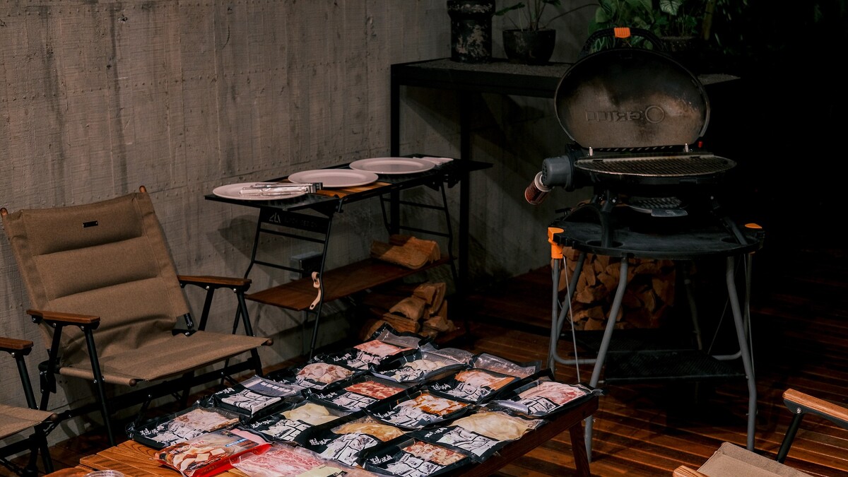 設置有 BLACK Design 品牌風格佈置專屬休憩烤肉區。