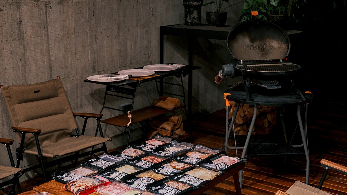 設置有 BLACK Design 品牌風格佈置專屬休憩烤肉區。