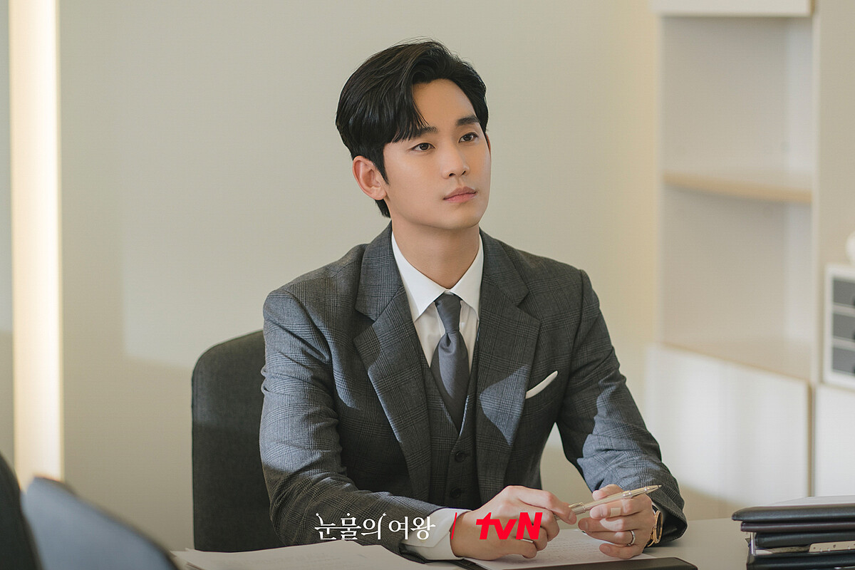 白賢祐縱使受洪家的各種折磨，依然忠心以法律保護集團利益