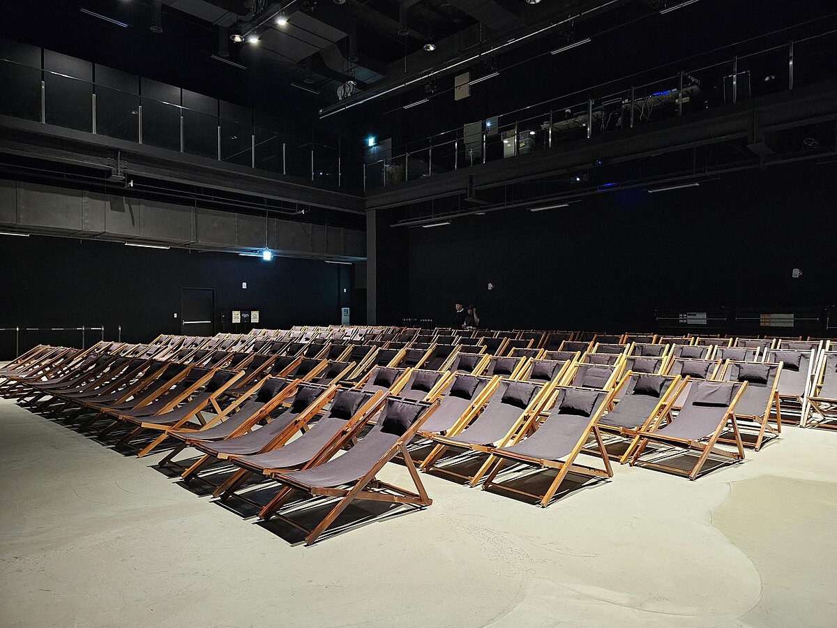 4.5、4.7 將「Skyline Film屋頂電影院」將搬進黑盒子，免費放映精選動作喜劇《金牌特務：金士曼起源》、《雞不可失》。