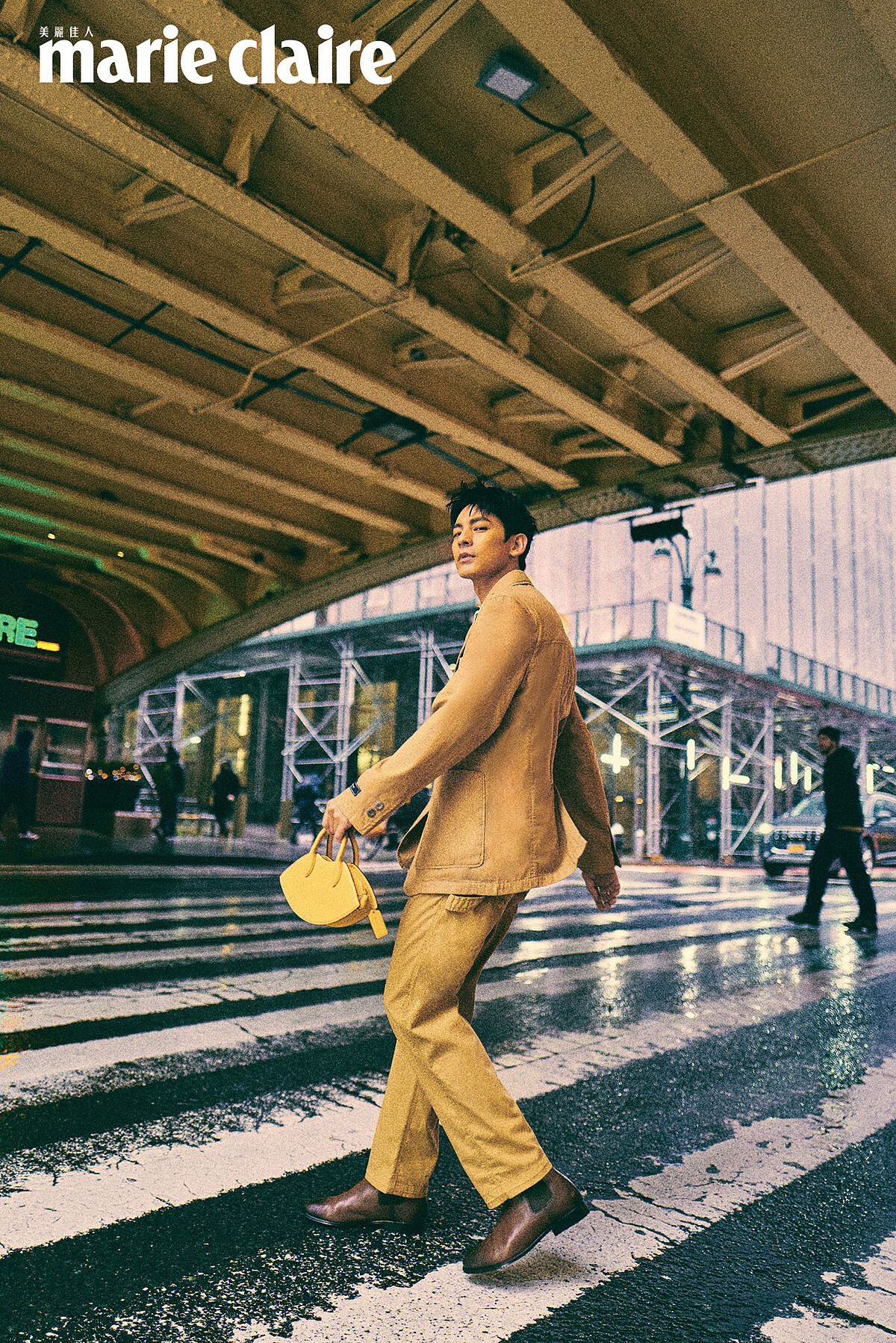 卡其色西裝外套、卡其色西裝長褲、咖啡色皮質長靴、蒼蠅恐龍不對稱胸針、絎縫鴨子造型手袋，all by Coach。