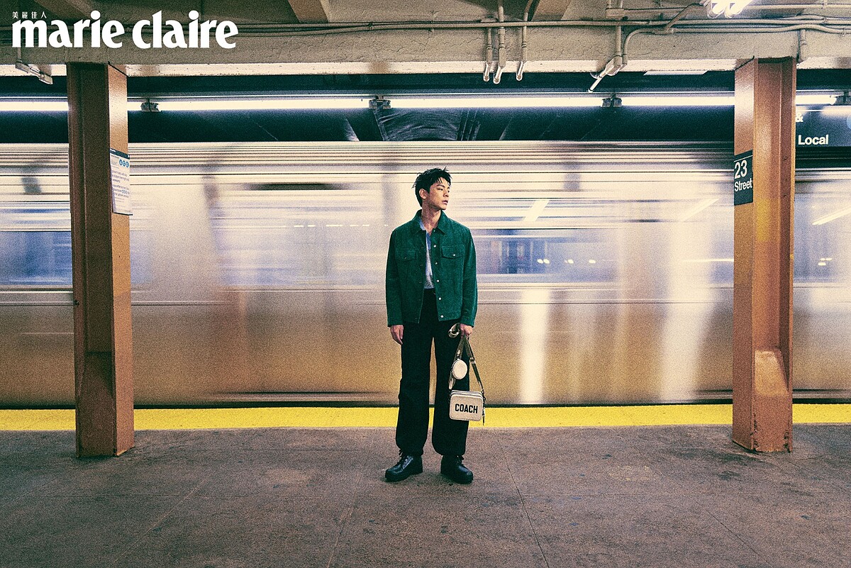 綠色麂皮夾克、藍色條紋背心、黑色寬褲、皮帶、黑色長靴，all by Coach。