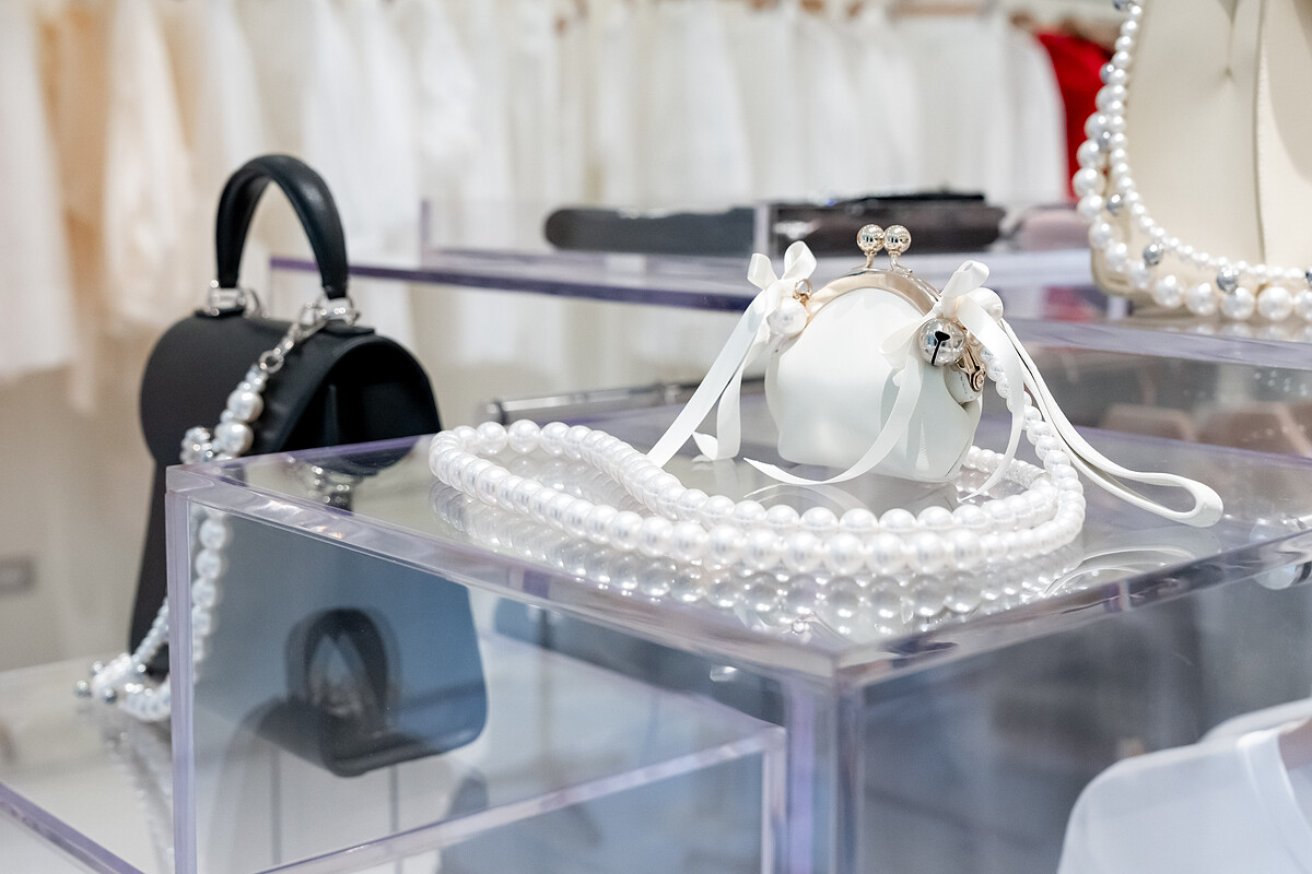 開幕限定珍珠揹帶零錢包。