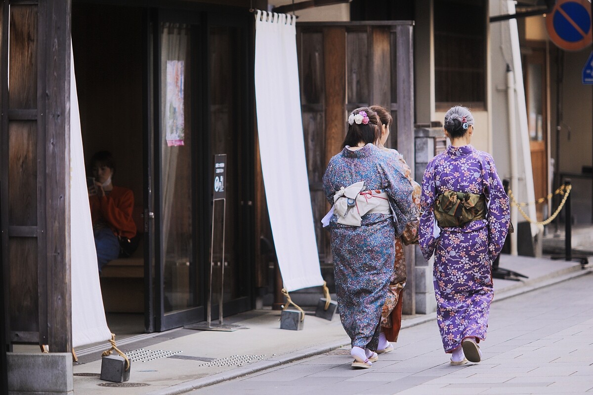 換上一件應景的和服融入古樸的街景中漫步。