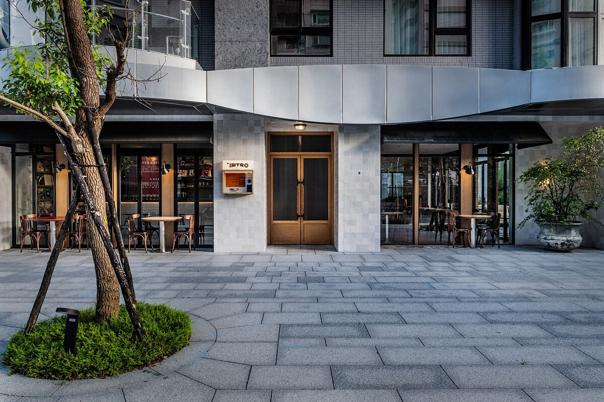 位在士林的「INTRO」日間是愜意的早午餐餐廳，週末夜晚則化身為氣氛滿點的餐酒館。